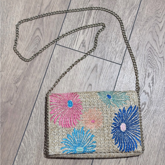 Chelsea28 Floral Embroidered Straw Woven Crossbody Purse Hand Bag Gold Chain - Picture 2 of 7
